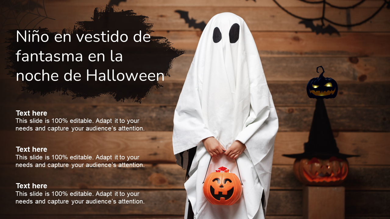 Niño en vestido de fantasma en la noche de Halloween